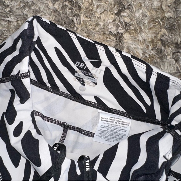 Nike Dri Fit Ladied XS Zebra Activewear 20” Capri Leggings w/ Mesh - Picture 7 of 8